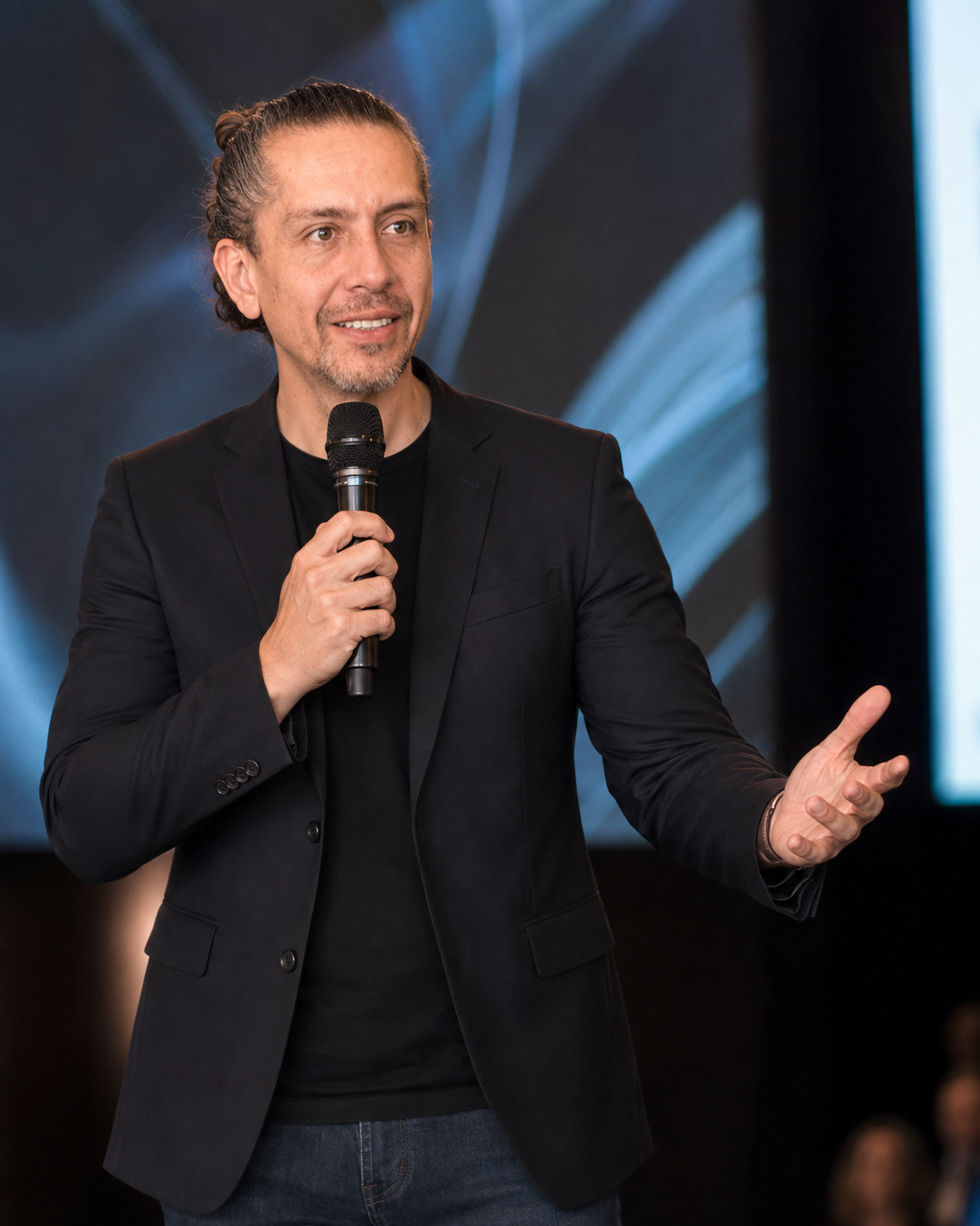 Galo Pérez conduciendo con micrófono