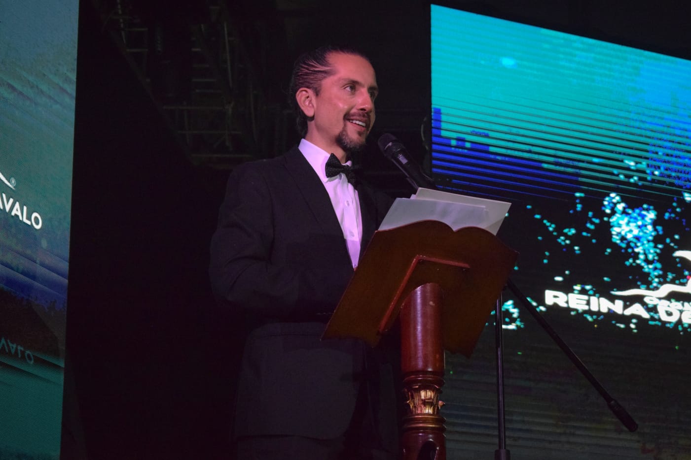 Galo Pérez conduciendo una gala desde el atril