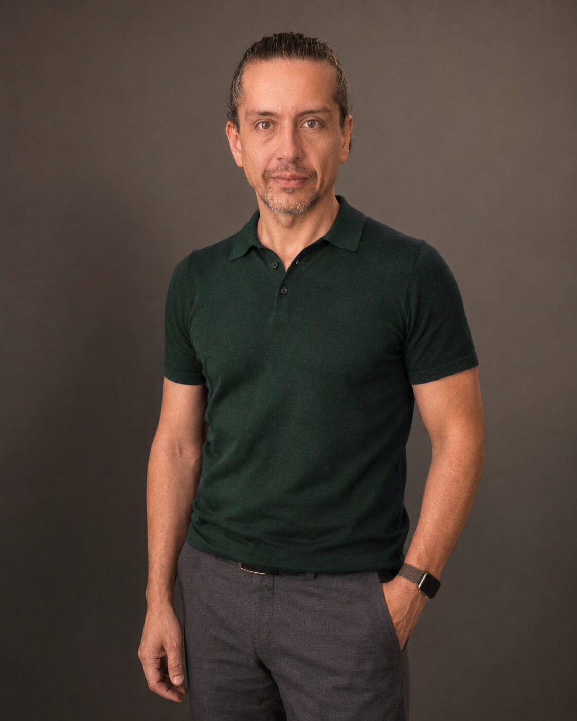 Retrato profesional de Galo Pérez con polo verde sobre fondo neutro