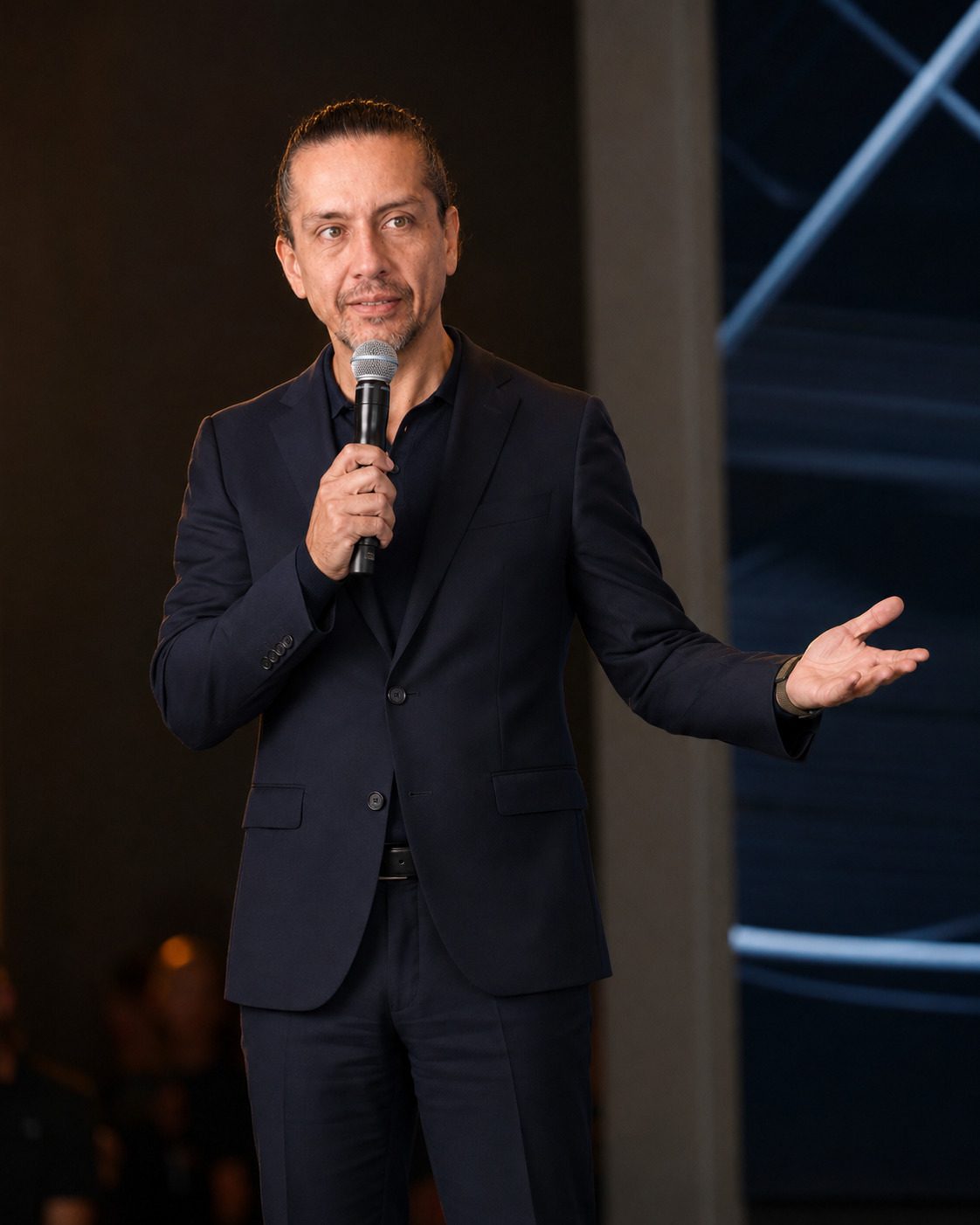 Galo Pérez conduciendo un evento con un gesto abierto