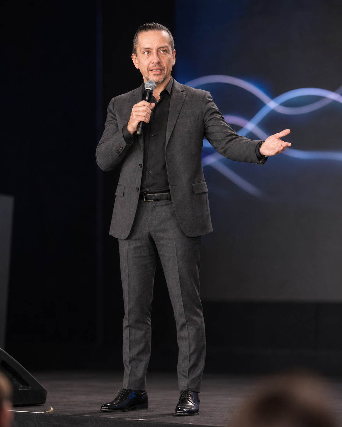 Galo Pérez de cuerpo entero durante una presentación