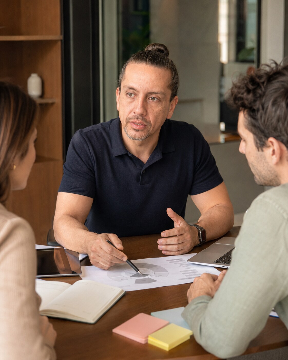 Galo Pérez trabajando una estrategia de comunicación con un equipo alrededor de una mesa